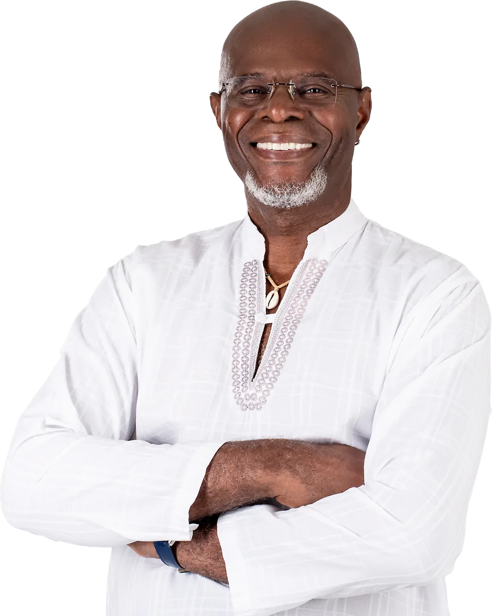 Professor Hamilton Assis sorrindo, de braços cruzados, camisa branca